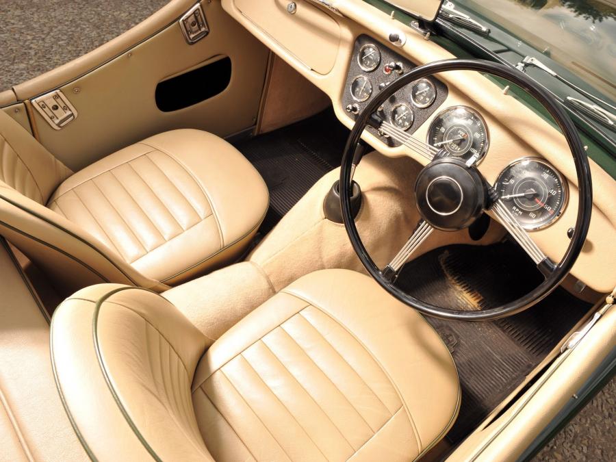 Интерьер Triumph TR3A 1957 года  (фото 13 из 21)